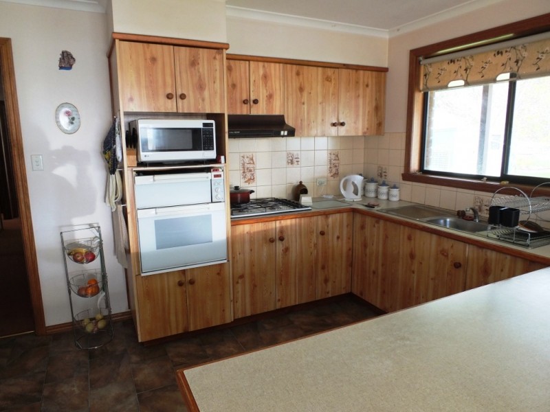 27 Mountain View Street, Avoca VIC 3467