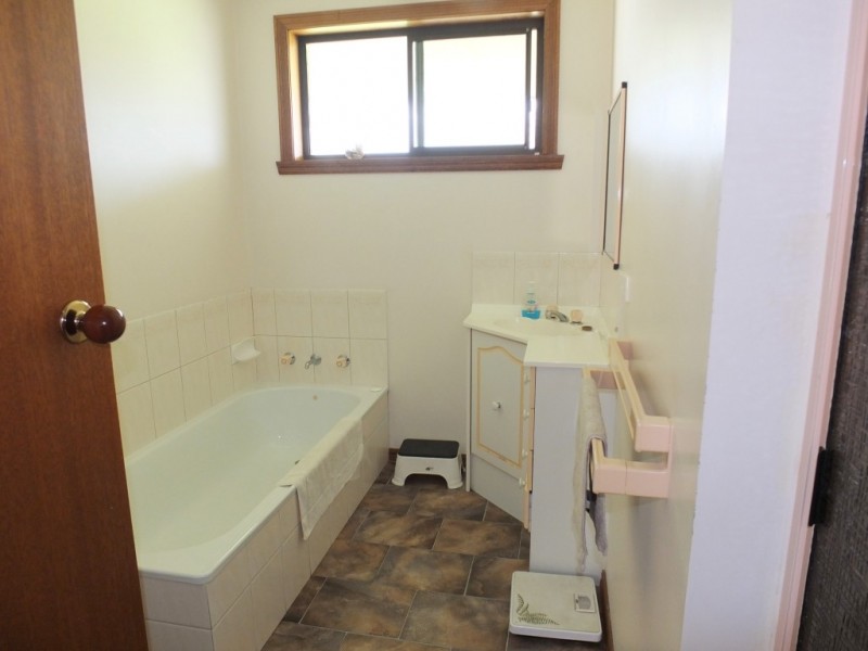 27 Mountain View Street, Avoca VIC 3467