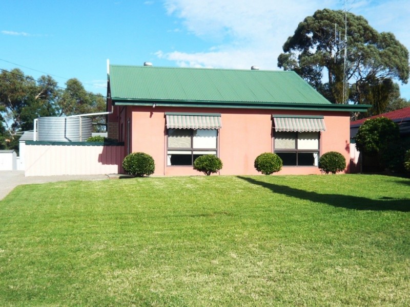 10 Lee Street, Clare SA 5453