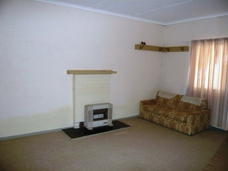 10 Lee Street, Clare SA 5453