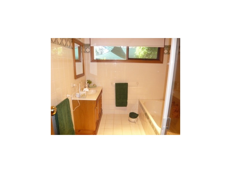 33.3ha “Avenue Ridge” 82.3acs, Clare SA 5453