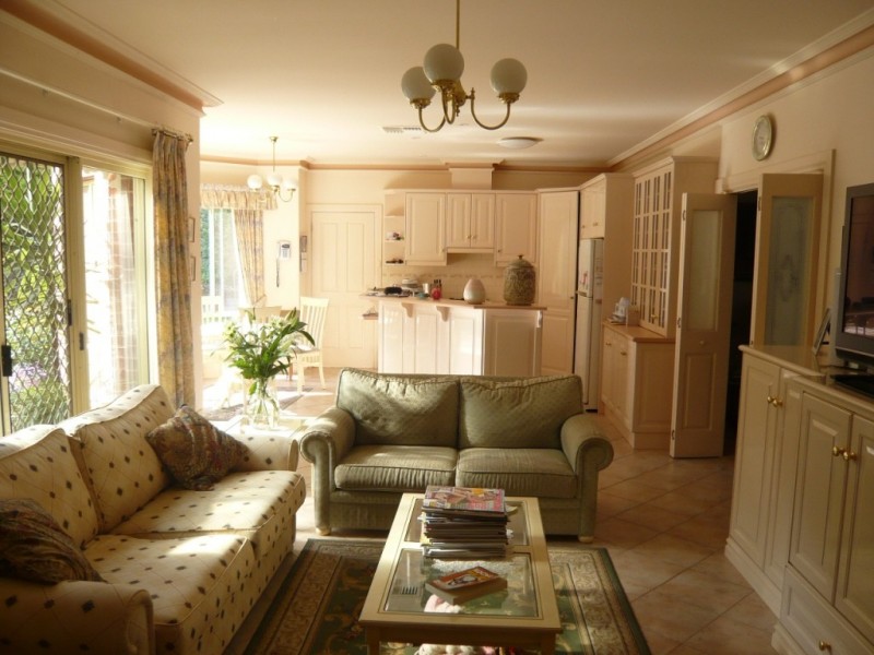 22 White Hut Road, Clare SA 5453