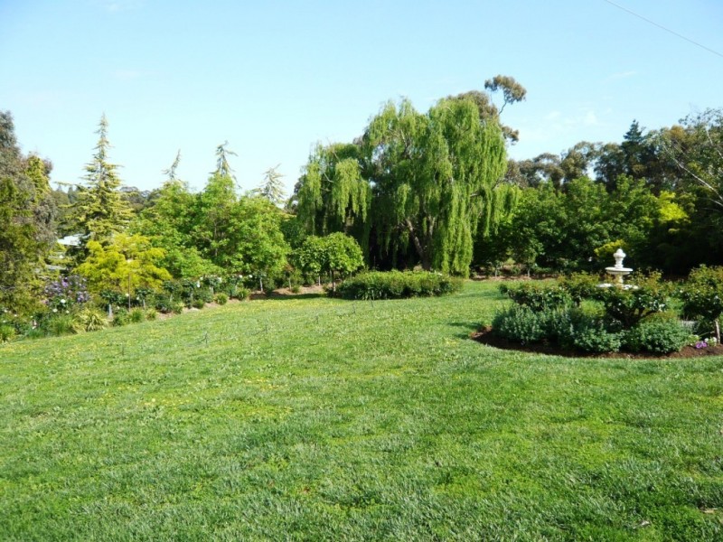 22 White Hut Road, Clare SA 5453