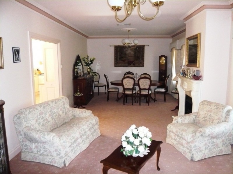 22 White Hut Road, Clare SA 5453