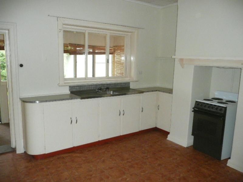 27 Mill Street, Clare SA 5453