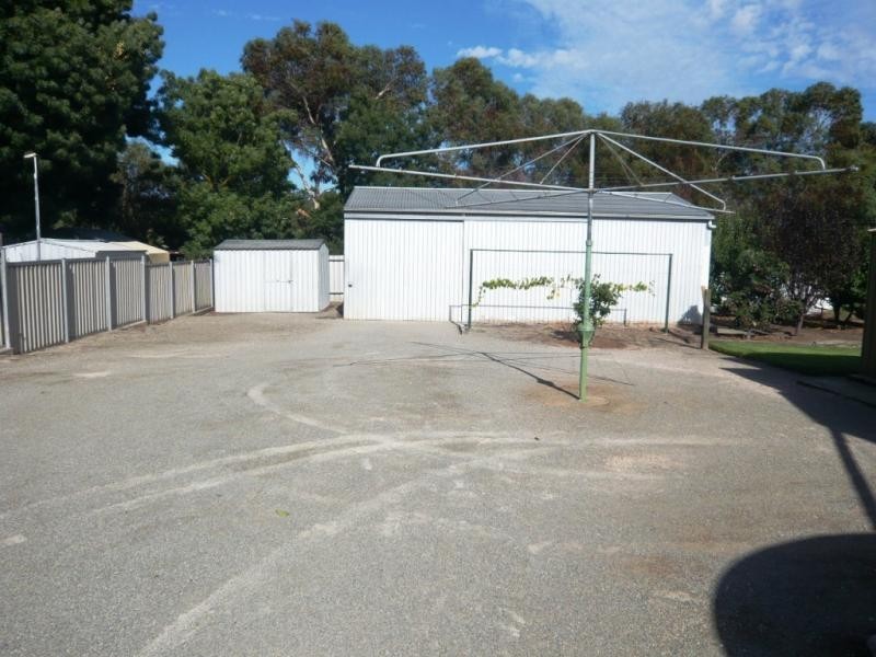 10 Lee Street, Clare SA 5453