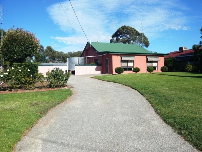 10 Lee Street, Clare SA 5453