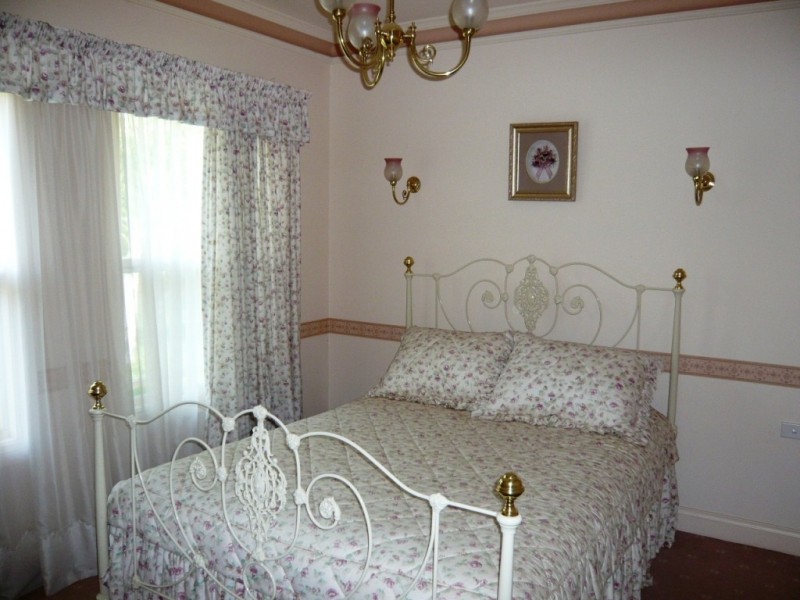 22 White Hut Road, Clare SA 5453