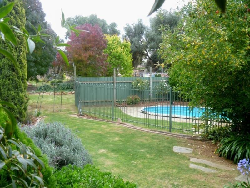 1 The Grove, Burra SA 5417