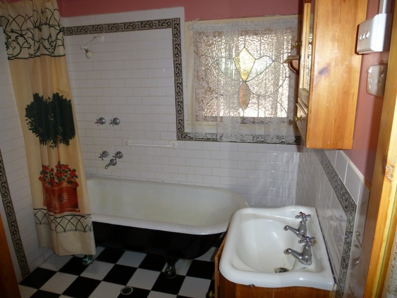 16 BURTON STREET, Clare SA 5453