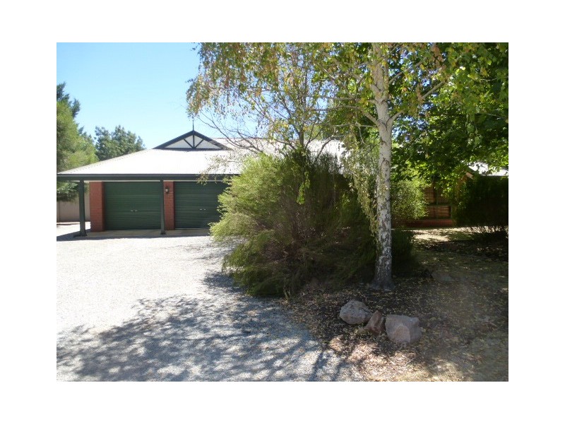 28 New Rd, Clare SA 5453