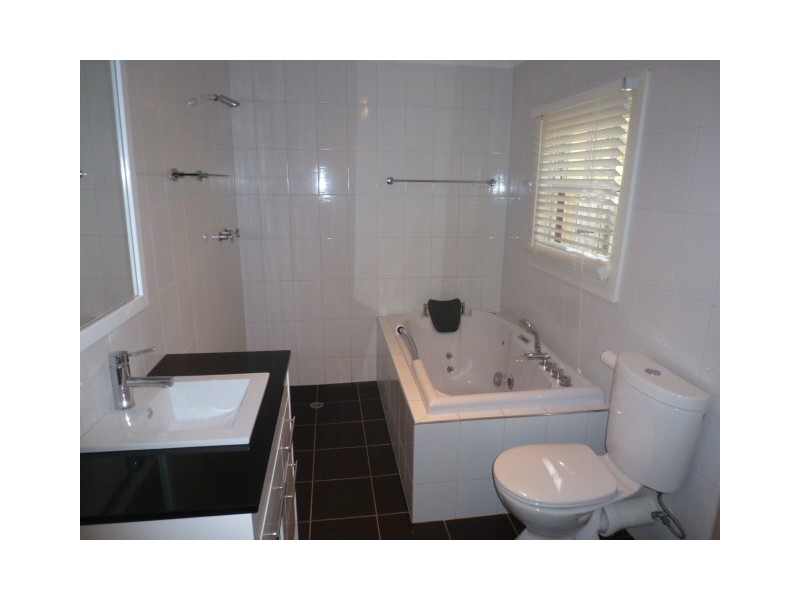 Unit 4 / 13 Warenda Rd, Clare SA 5453