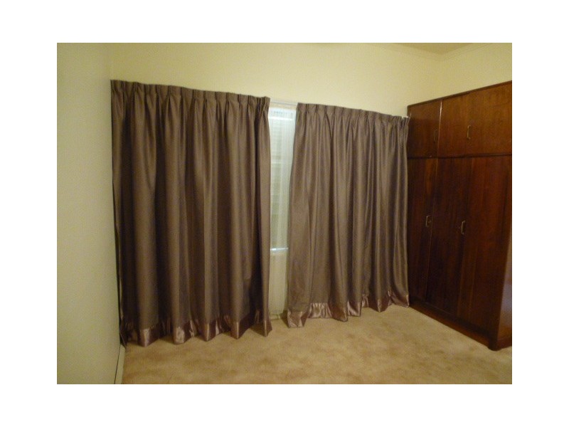 32 New Rd, Clare SA 5453