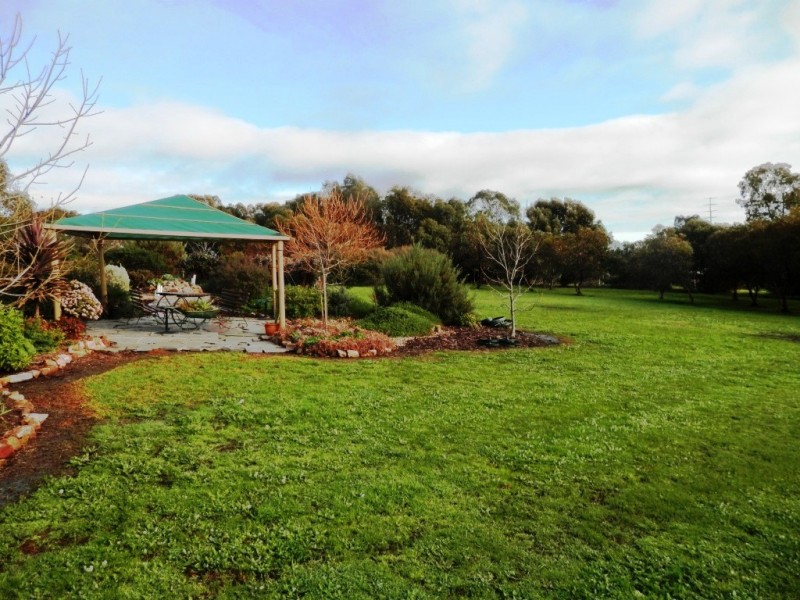 16 Hartley Road, Clare SA 5453