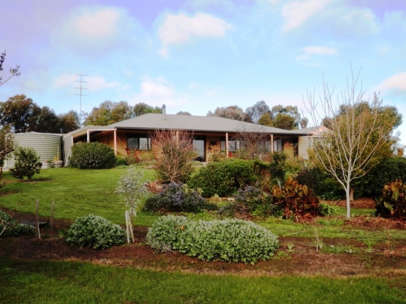 16 Hartley Road, Clare SA 5453