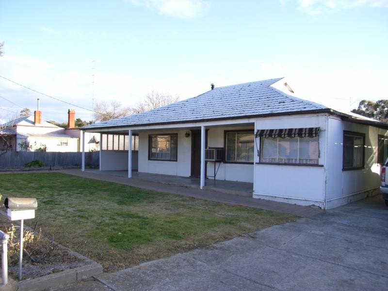 12 Guilford Street, Clare SA 5453