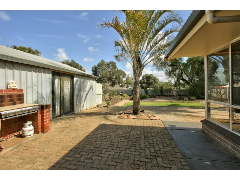 24 First Street, Loxton SA 5333