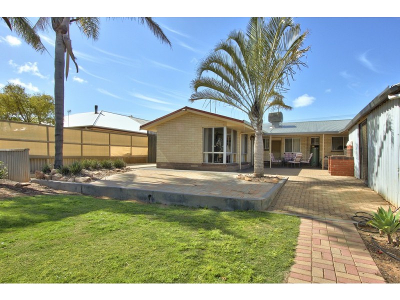 24 First Street, Loxton SA 5333