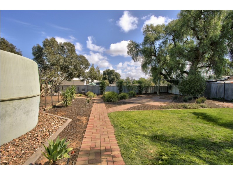 24 First Street, Loxton SA 5333