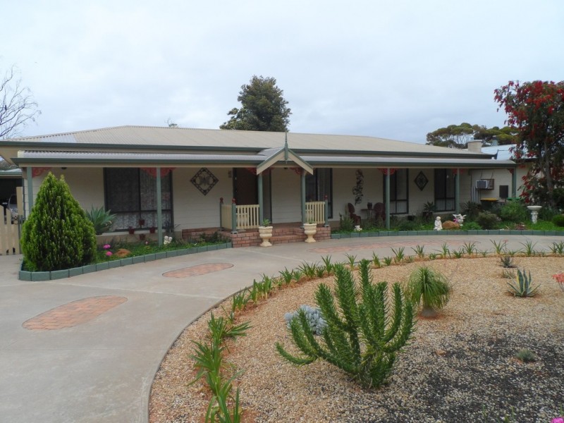 16 Eringa Avenue, Loxton SA 5333