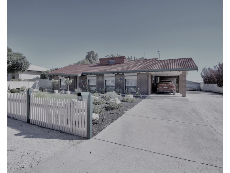 17 WESTBROOK AVENUE, Loxton SA 5333