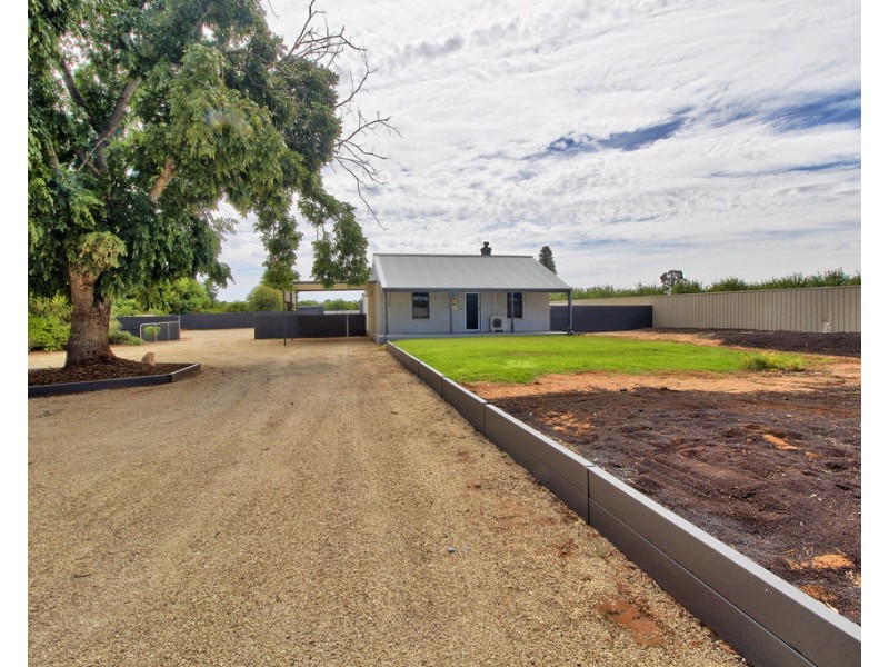 24 MIDDLETON ROAD, Loxton SA 5333