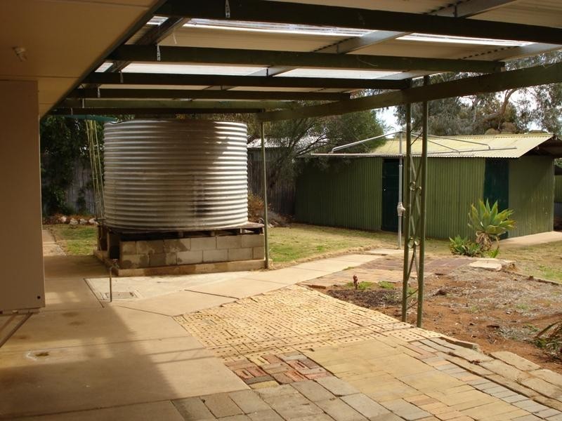 5 Hall Crescent, Waikerie SA 5330