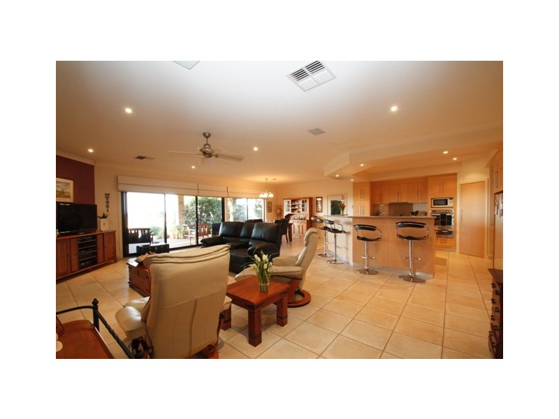8 Stasinowsky Crt, Loxton SA 5333