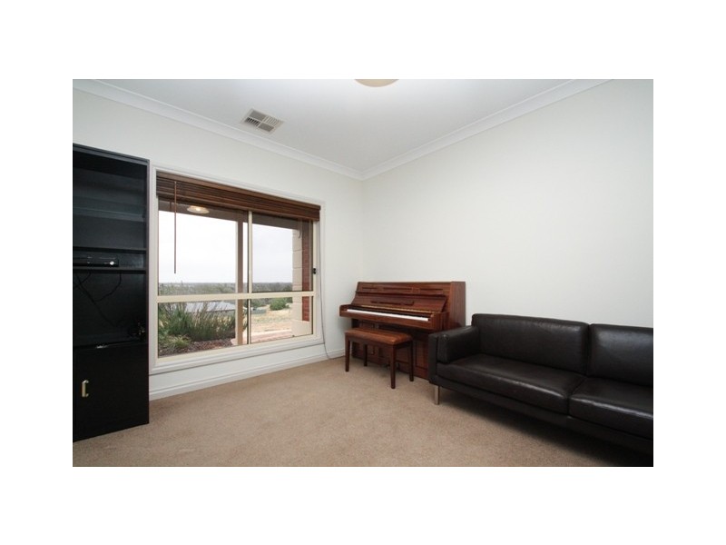 18 McEWEN DRIVE, Loxton SA 5333