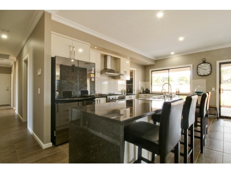 90 Gurney Road, Loxton SA 5333