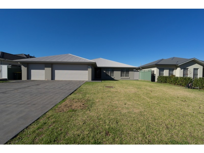 32 SOUTHLAKES PARADE, Dubbo NSW 2830