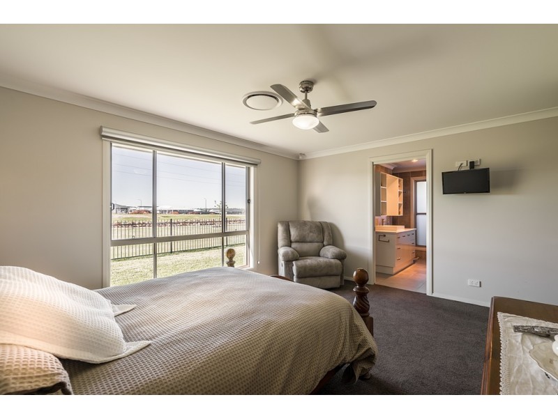 32 SOUTHLAKES PARADE, Dubbo NSW 2830