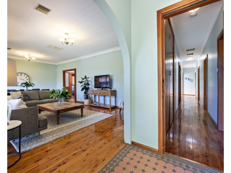 8 BRIGALOW AVENUE, Dubbo NSW 2830