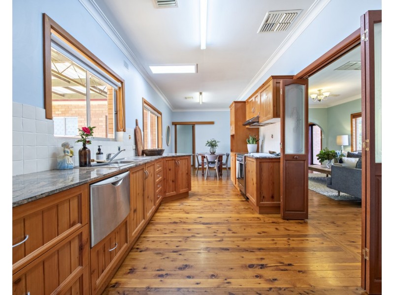 8 BRIGALOW AVENUE, Dubbo NSW 2830