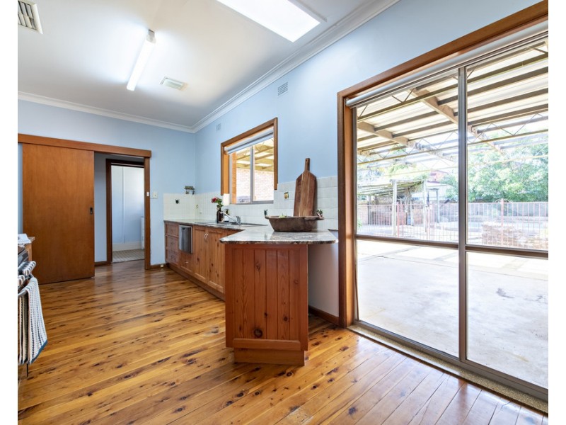 8 BRIGALOW AVENUE, Dubbo NSW 2830