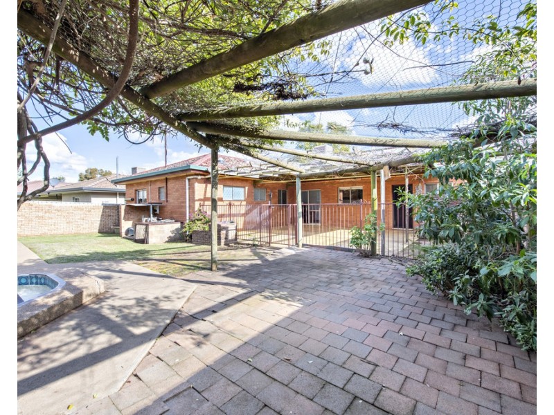 8 BRIGALOW AVENUE, Dubbo NSW 2830