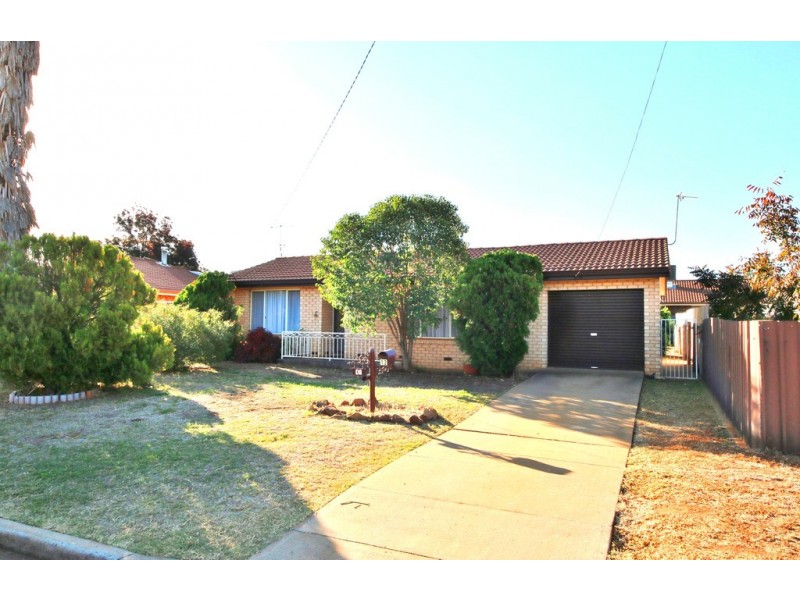 12 Page Avenue, Dubbo NSW 2830