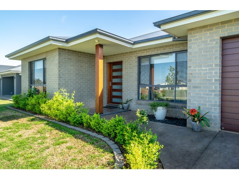 3 TWEED PLACE, Dubbo NSW 2830