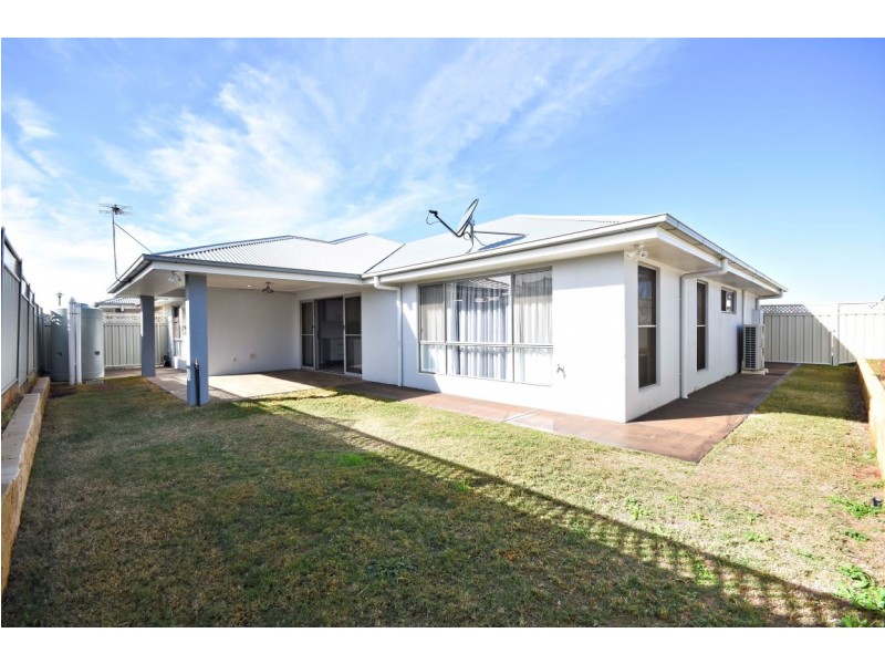 19 LANSDOWNE DRIVE, Dubbo NSW 2830
