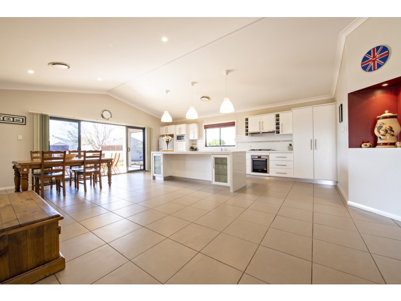 2-4 Manning Place, Dubbo NSW 2830