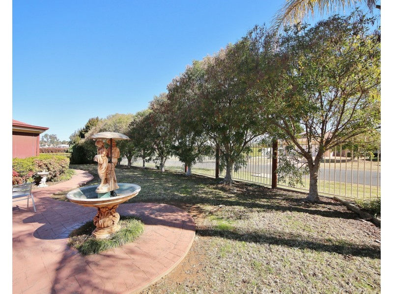 11 Glen Eagles Way, Dubbo NSW 2830