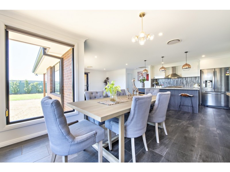 6 Waterfall Crescent, Dubbo NSW 2830