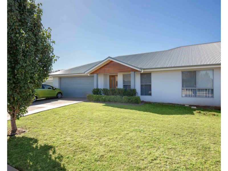 19 LANSDOWNE DRIVE, Dubbo NSW 2830