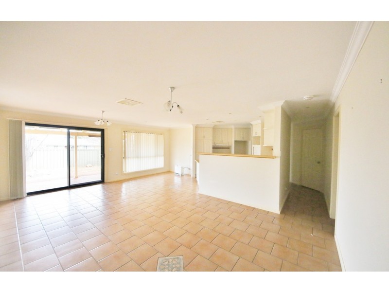 1 Ken McMullen Place, Dubbo NSW 2830