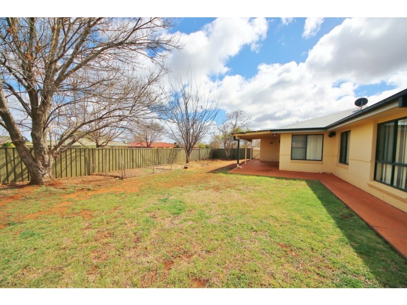 1 Ken McMullen Place, Dubbo NSW 2830