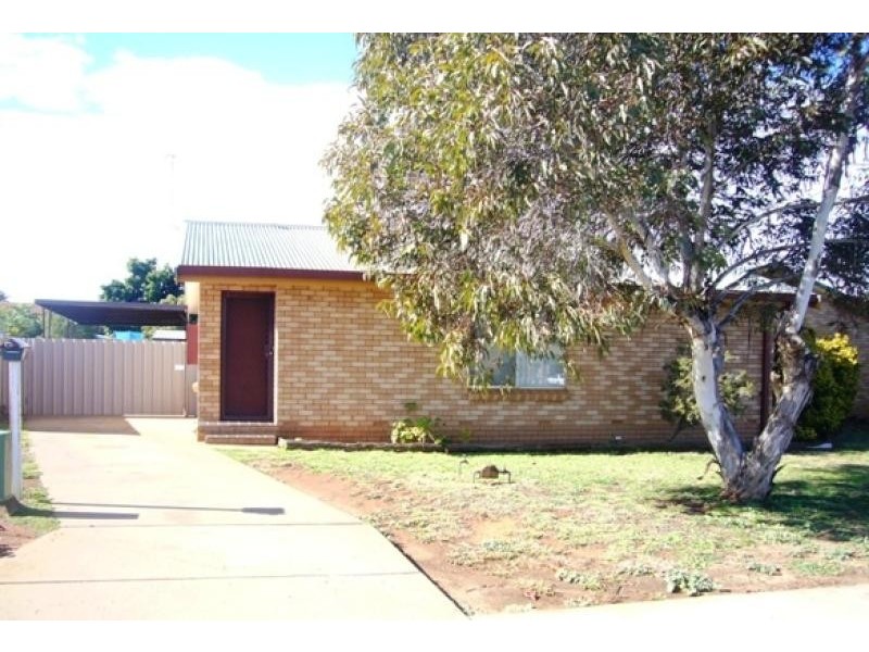 1/2 Douglas Mawson Drive, Dubbo NSW 2830