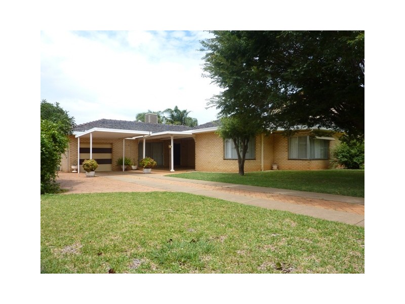 8 Hazelwood Drive, Dubbo NSW 2830