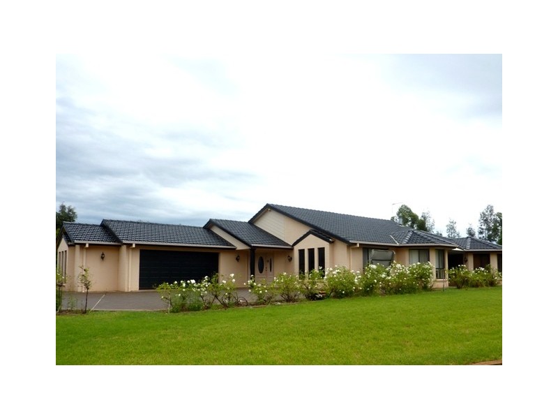 13 Chanara Crescent, Dubbo NSW 2830