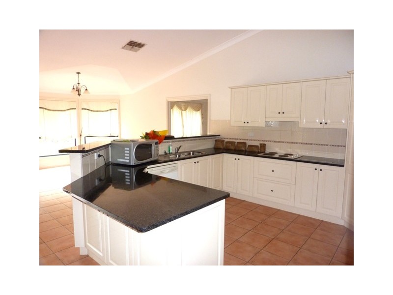 13 Chanara Crescent, Dubbo NSW 2830