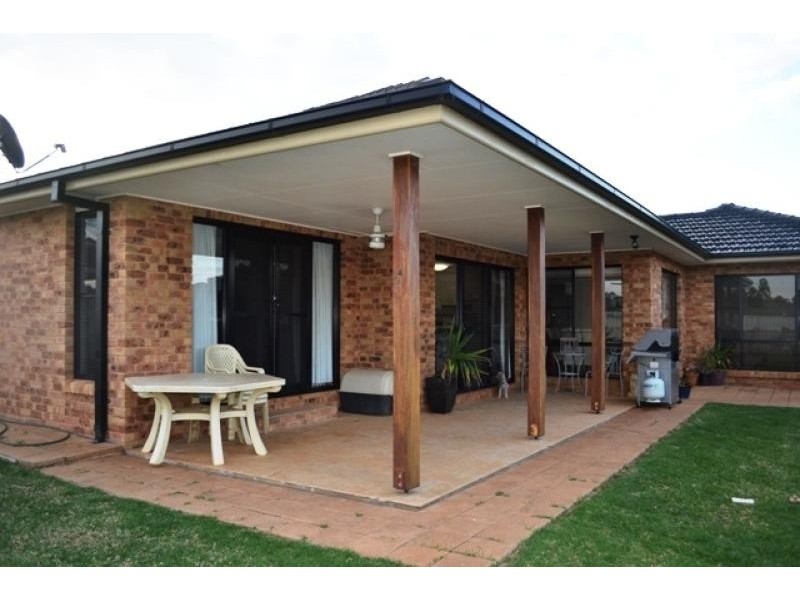 17 Lakeside Circuit, Dubbo NSW 2830